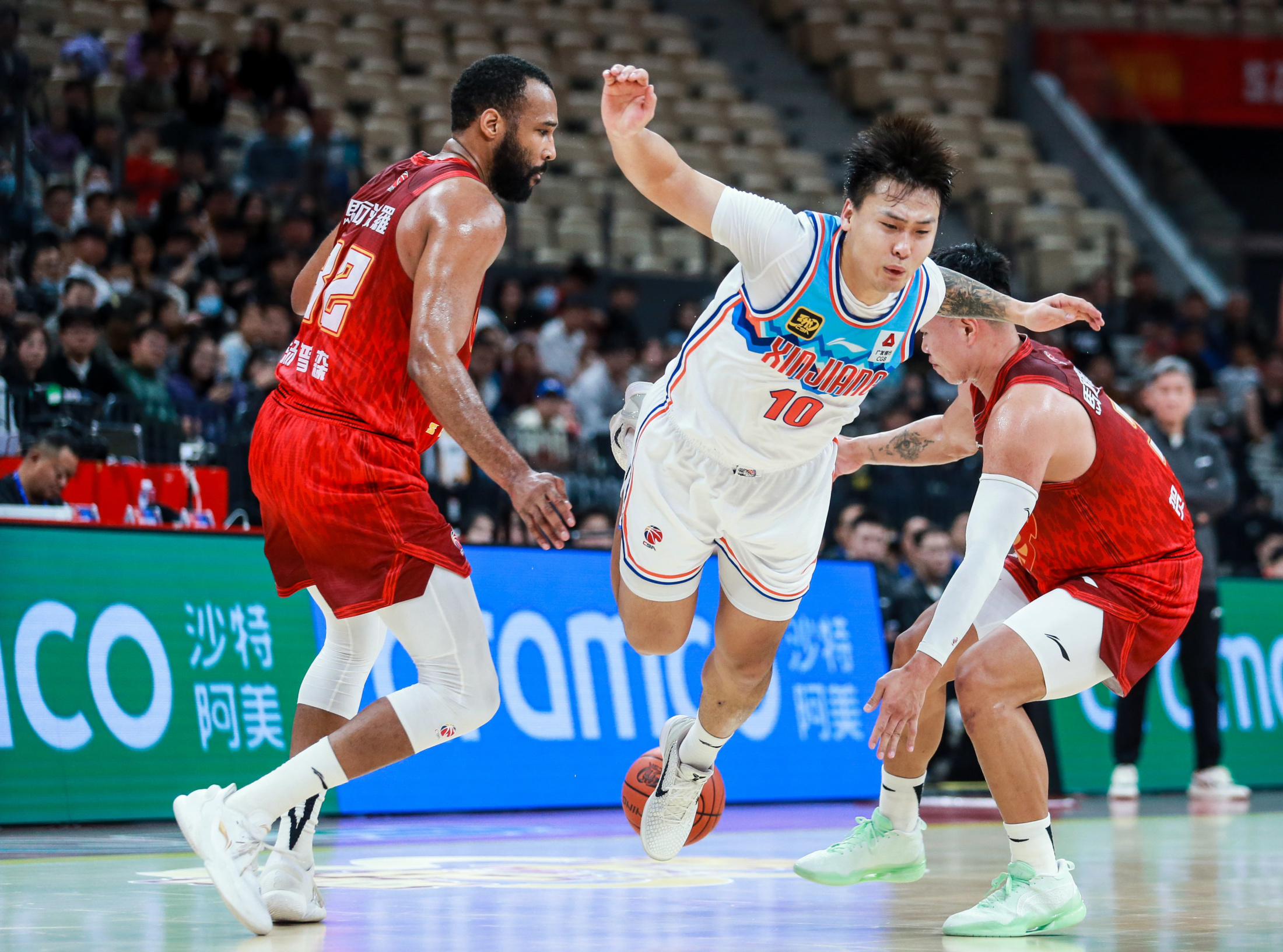 爱游戏在线-新疆队完胜篮网，福克斯带队取胜