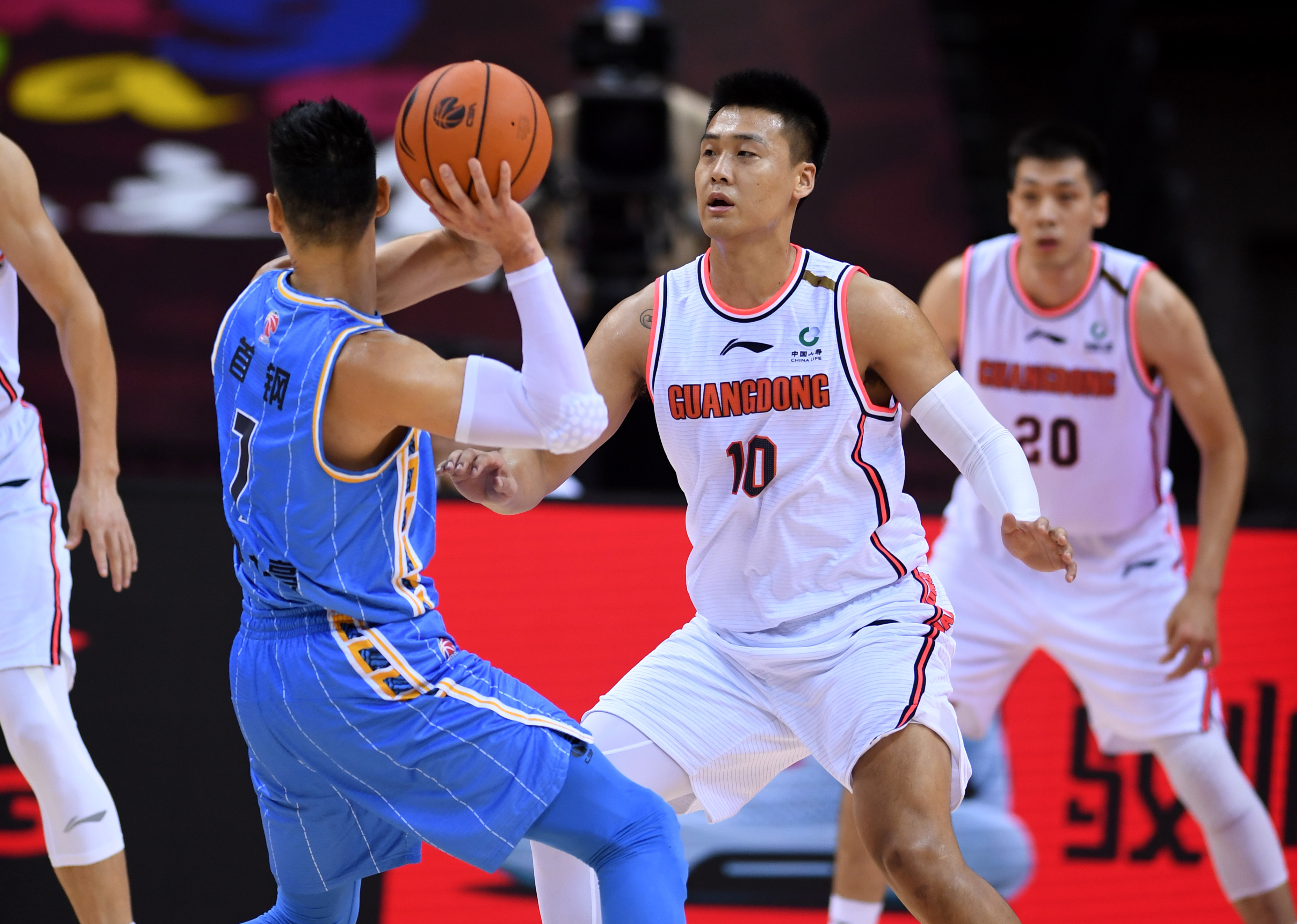 浙江队险胜快船，易建联扛起全队