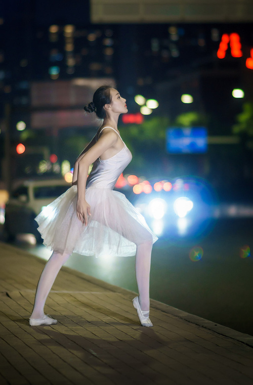 爱游戏在线-冰川与火山，当曼城的精密控制遇上巴雷拉的不可解方程式